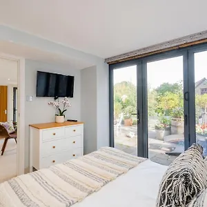 Beautiful One-bed Countryside Retreat In Apartment
