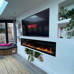 Modern 3 Bed - Sleeps 6 With Hot Tub Holiday home